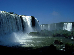 Iguaçu bedeutet in der Indianer-Sprache der Guaraní „großes Wasser“