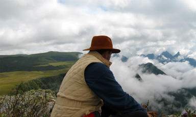 Reiter geniesst die Landschaft während einer Reitpause über den Wolken 