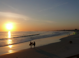 Sonnenuntergang an der Praia Grande in Arraial do Cabo